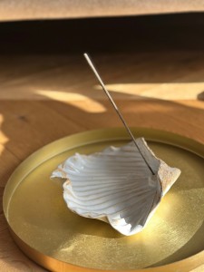 Muszla na kadzidełko biel piaskiem obsypana